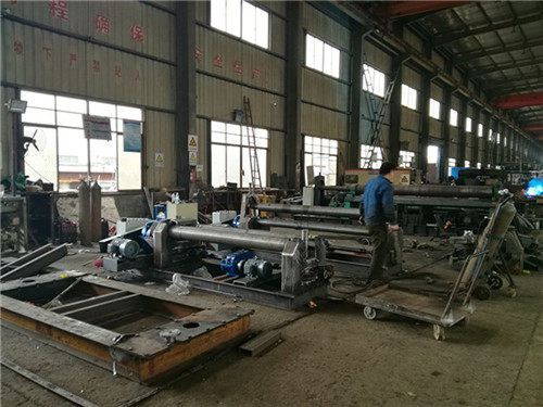 保证三辊卷板机的平衡操作